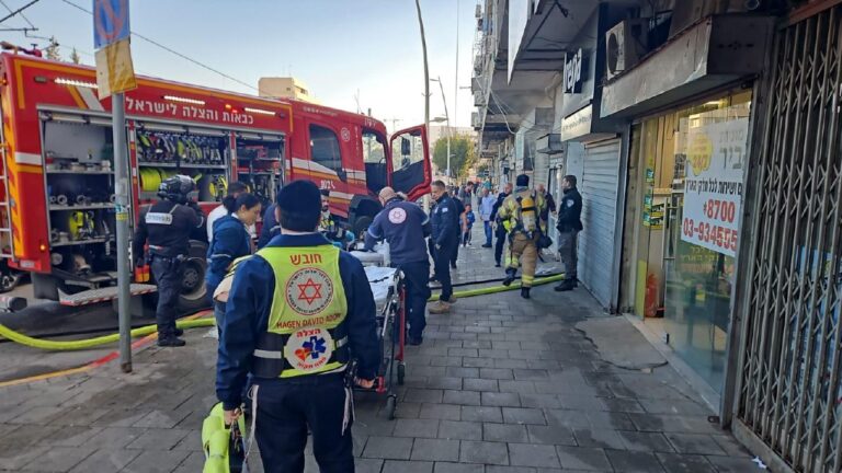 כוחות כיבוי והצלה סמוך לבניין בו התרחשה השריפה בפתח תקווה (צילום: כבאות והצלה פתח תקווה)