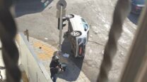 ניידת משטרה הפוכה בעקבות התפרעות חרדים בירושלים (צילום: שימוש לפי סעיף 27א' לחוק זכויות יוצרים)