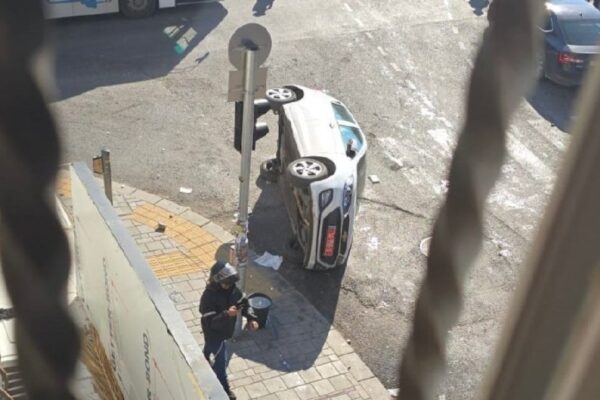 ניידת משטרה הפוכה בעקבות התפרעות חרדים בירושלים (צילום: שימוש לפי סעיף 27א' לחוק זכויות יוצרים)