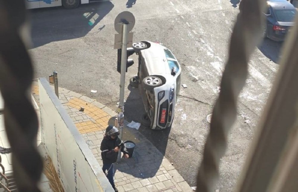 ניידת משטרה הפוכה בעקבות התפרעות חרדים בירושלים (צילום: שימוש לפי סעיף 27א' לחוק זכויות יוצרים)