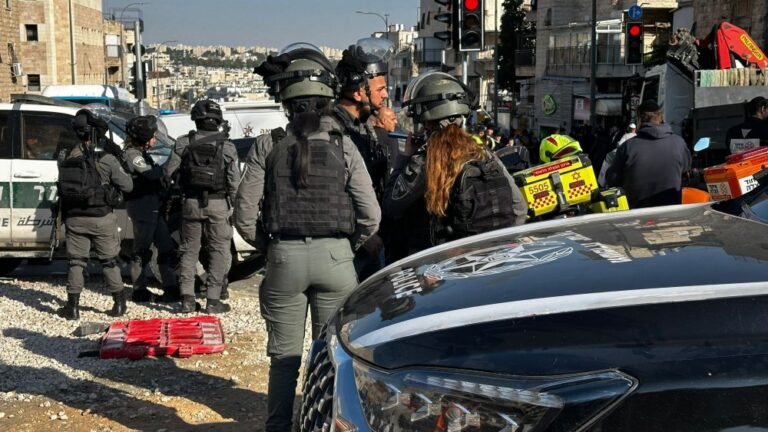 ניידת משטרה הפוכה בעקבות התפרעות חרדים בירושלים (צילום: שימוש לפי סעיף 27א' לחוק זכויות יוצרים)