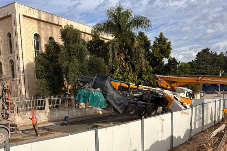 אתר הבנייה בלוד בו נפצע עובד עקב קריסת משאבה של מערבל בטון (צילום: דוברות איחוד הצלה - מחוז מרכז) אתר הבנייה בלוד בו נפצע עובד עקב קריסת משאבה של מערבל בטון (צילום: דוברות איחוד הצלה - מחוז מרכז)
