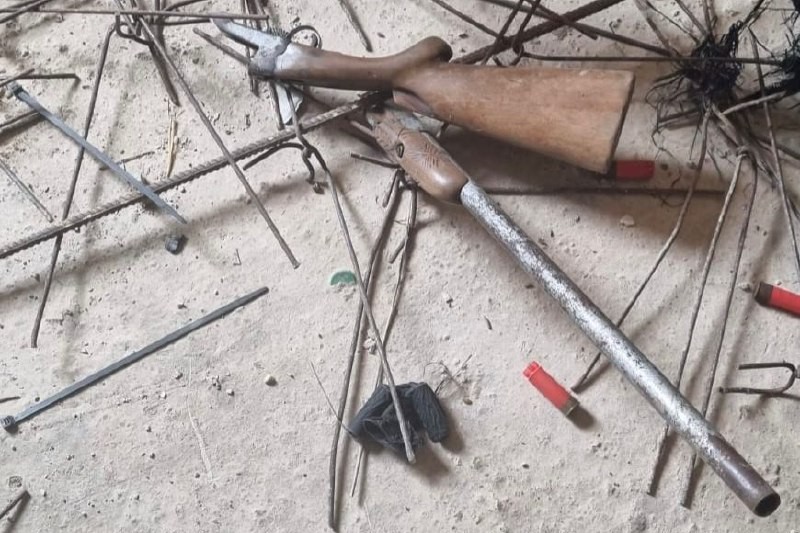 רובה הציד שהוחרם מפלסטיני שירה סמוך לגדר המערכת ליד מחסום חשמונאים (צילום: דובר צה"ל) רובה הציד שהוחרם מפלסטיני שירה סמוך לגדר המערכת ליד מחסום חשמונאים (צילום: דובר צה"ל)