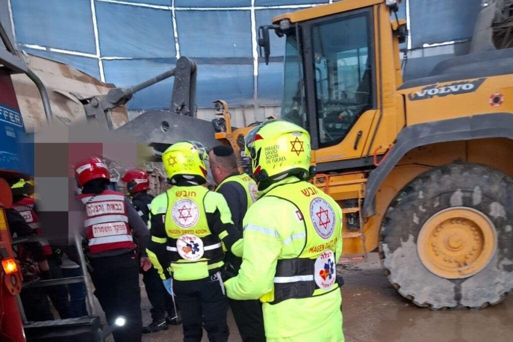 כוחות מד"א ולוחמי האש בזירת התאונה בה נהרג עובד בן 34 בפתח תקווה (צילום: דוברות מד"א - הצלה פתח תקווה) כוחות מד"א ולוחמי האש בזירת התאונה בה נהרג עובד בן 34 בפתח תקווה (צילום: דוברות מד"א - הצלה פתח תקווה)