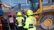כוחות מד"א ולוחמי האש בזירת התאונה בה נהרג עובד בן 34 בפתח תקווה (צילום: דוברות מד"א - הצלה פתח תקווה)