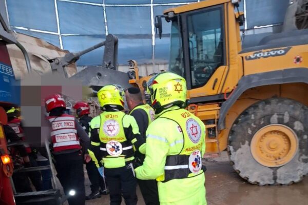 כוחות מד"א ולוחמי האש בזירת התאונה בה נהרג עובד בן 34 בפתח תקווה (צילום: דוברות מד"א - הצלה פתח תקווה)