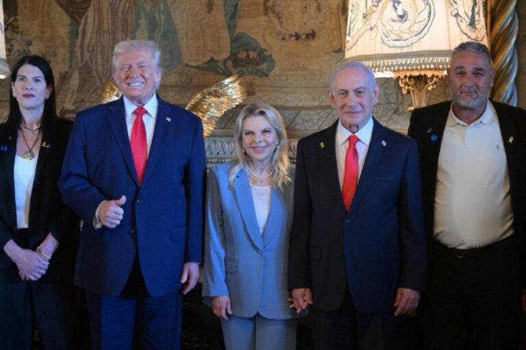 ראש הממשלה נתניהו ורעייתו שרה יחד עם הנשיא טראמפ במפגש עם משפחתו של החלל החטוף רס"ר רן גואילי ז"ל (צילום: עמוס בן גרשום, לע"ם)