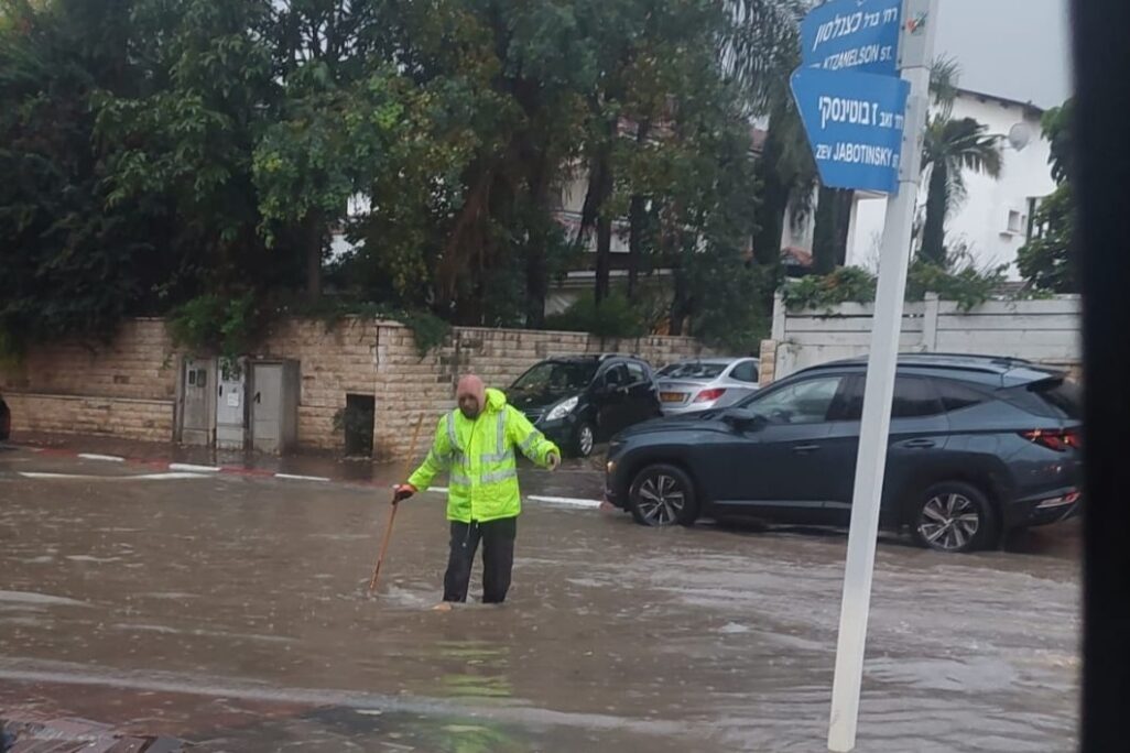 עובד ניקיון באזור במזג האוויר הסוער (צילום: מתוך דף הפייסבוק של המועצה המקומית אזור) עובד ניקיון באזור במזג האוויר הסוער (צילום: מתוך דף הפייסבוק של המועצה המקומית אזור)