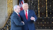 ראש הממשלה נתניהו עם נשיא ארה"ב דונלד טראמפ באחוזת הנשיא במאר-א-לאגו בדצמבר (צילום ארכיון: עמוס בן גרשום, לע"ם)