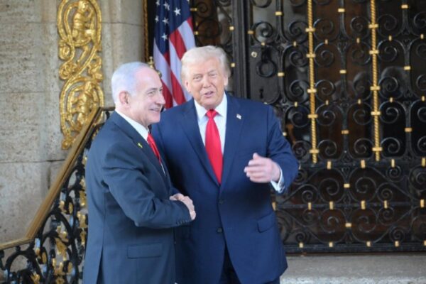 ראש הממשלה נתניהו עם נשיא ארה"ב דונלד טראמפ באחוזת הנשיא במאר-א-לאגו בדצמבר (צילום ארכיון: עמוס בן גרשום, לע"ם)