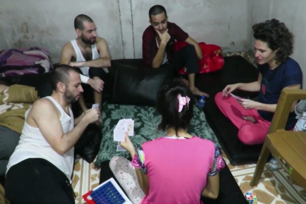 החטופים משחקים קלפים במנהרה ברפיח (צילום: מטה משפחות החטופים)