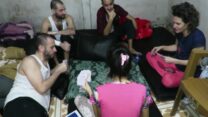 החטופים משחקים קלפים במנהרה ברפיח (צילום: מטה משפחות החטופים)