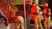 צוותי כיבוי ליד המכונית שהוצתה מחוץ לביתו של רב במלבורן, אוסטרליה (צילום: רשתות חברתיות לפי סעיף 27א')