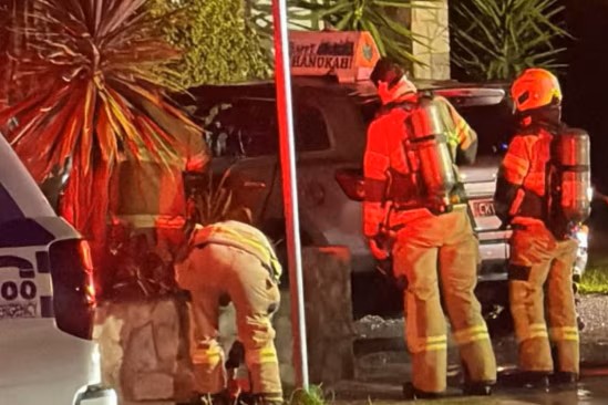 צוותי כיבוי ליד המכונית שהוצתה מחוץ לביתו של רב במלבורן, אוסטרליה (צילום: רשתות חברתיות לפי סעיף 27א')