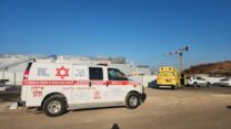 אמבולנס בזירת תאונה שבה עובד זר נפנהרג מפגיעת חפץ כבר באור יהודה (צילום: מד"א)