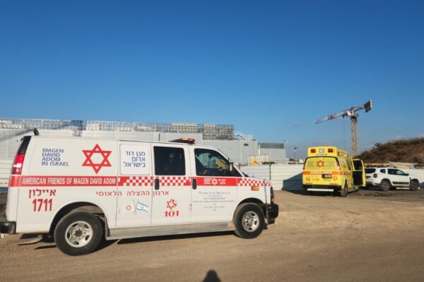 אמבולנס בזירת תאונה שבה עובד זר נפנהרג מפגיעת חפץ כבר באור יהודה (צילום: מד"א)