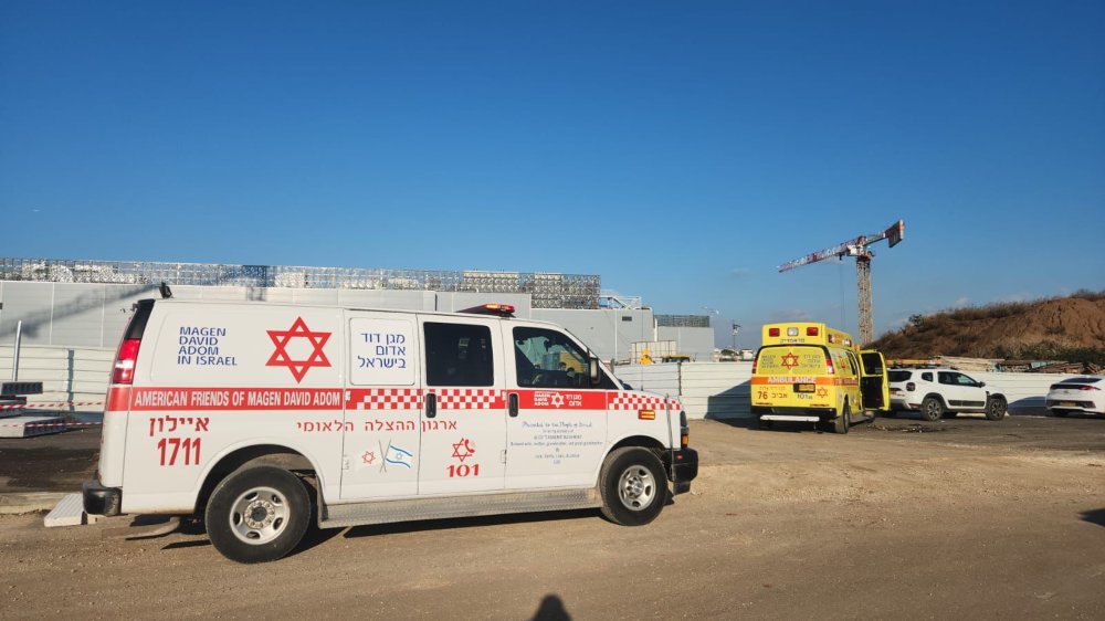אמבולנס בזירת תאונה שבה עובד זר נפנהרג מפגיעת חפץ כבר באור יהודה (צילום: מד"א)