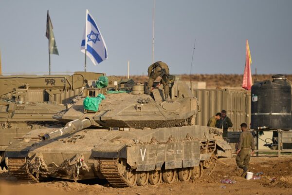 כוחות צה"ל בגבול רצועת עזה (צילום: AP Photo/Ohad Zwigenberg)
