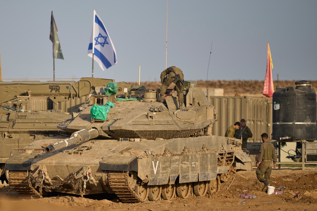 כוחות צה"ל בגבול רצועת עזה (צילום: AP Photo/Ohad Zwigenberg) כוחות צה"ל בגבול רצועת עזה (צילום: AP Photo/Ohad Zwigenberg)