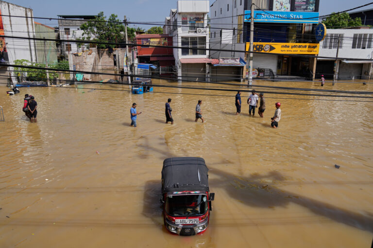 רחוב שהוצף בסרי לנקה, 30 בנובמבר 2025 (צילום: AP Photo/Eranga Jayawardena)