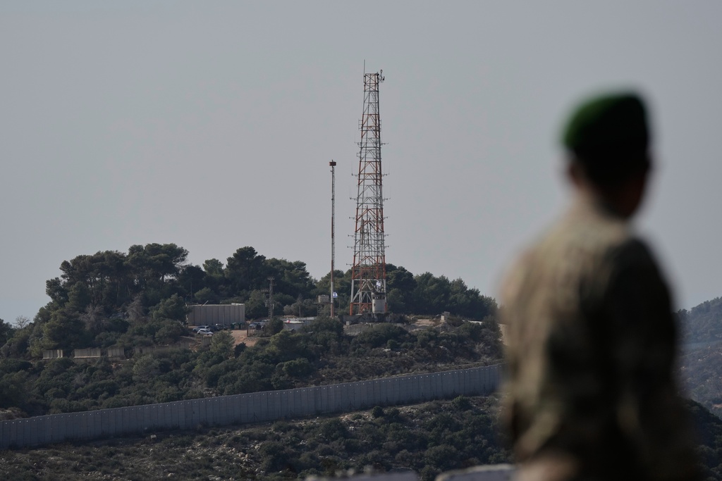 חייל צבא לבנוני מביט על מוצב צה"ל בחניתה מכפר אלמה אל-שעב שבדרום לבנון, נובמבר 2025 (צילום: AP Photo/Bilal Hussein)
