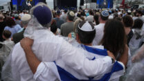 אלפים התכנסו לטקסי יום ההתבוננות לזכר נרצחי הטווח בחוף בונדי (צילום: AP Photo/Mark Baker)