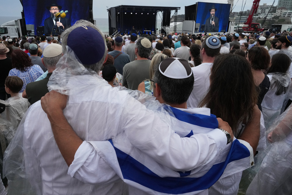 אלפים התכנסו לטקסי יום ההתבוננות לזכר נרצחי הטווח בחוף בונדי (צילום: AP Photo/Mark Baker) אלפים התכנסו לטקסי יום ההתבוננות לזכר נרצחי הטווח בחוף בונדי (צילום: AP Photo/Mark Baker)