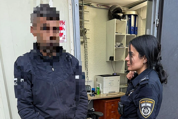 השוהה הבלתי חוקי שנעצר לאחר ניסיון פריצה לרכב ברחובות (צילום: דוברות המשטרה)