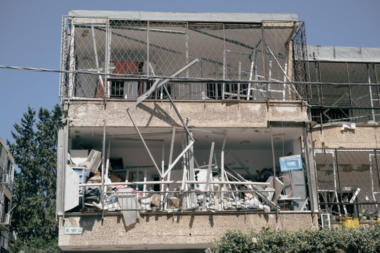 הבניין שבו התגוררה משפחת דוידוב, אחרי שנפגע מטיל איראני. "איך קיבלנו את אותו סכום פיצוי כמו שקיבלו השכנים שלנו, שהם פחות נפשות בבית?" (צילום: דוד טברסקי)