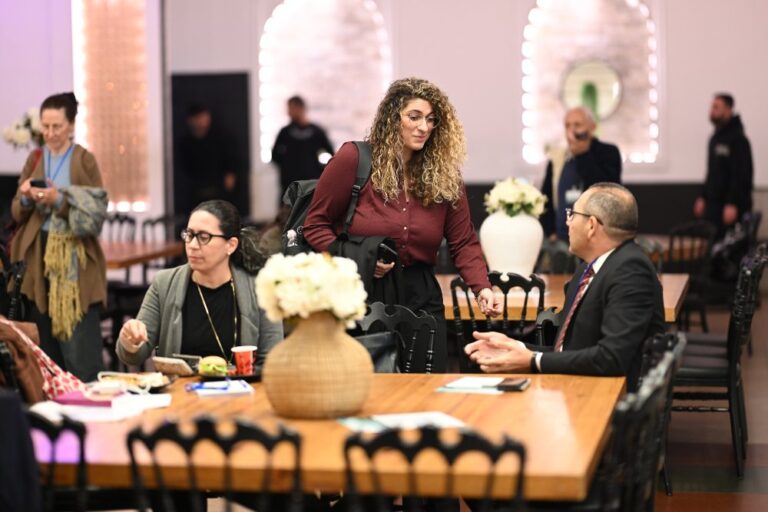 למא יאסין, מנהלת תחום ערים ואזורים משותפים בארגון יוזמות אברהם. בכנס 'שותפות במבחן: הגלוי והנסתר במרחב המשותף' (צילום: ענאן עווד)