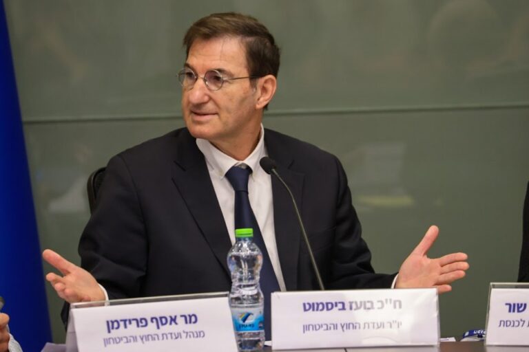 ח"כ בועז ביסמוט בדיון של ועדת החוץ והביטחון על חוק הגיוס. ח"כ אליעזר שטרן: "מי שמחנך ומעביר את המסרים בישיבה זה ראש הישיבה" (צילום: דני שם טוב, דוברות הכנסת)