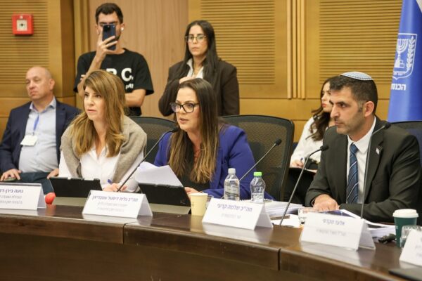 שר התקשורת שלמה קרעי (מימין) ויו"ר הוועדה לדיון בחוק התקשורת, ח"כ גלית דיסטל אטבריאן (צילום: נועם מושקוביץ' / דוברות הכנסת)