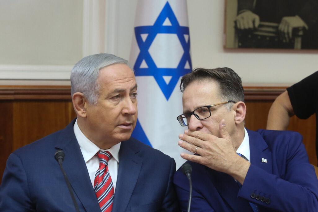 ראש הסגל צחי ברוורמן עם ראש הממשלה בנימין נתניהו (צילום: מארק ישראל סלם/פלאש90) ראש הסגל צחי ברוורמן עם ראש הממשלה בנימין נתניהו (צילום: מארק ישראל סלם/פלאש90)