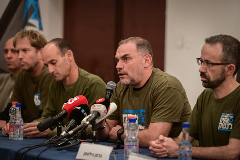 גרמן גילטמן (השני מימין) במסיבת עיתונאים של ארגון 'אחים לנשק'