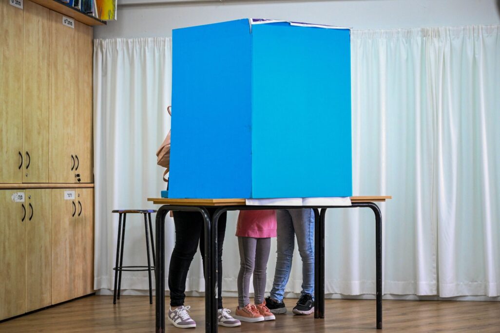 מצביעה בקלפי (צילום: פלאש90) מצביעה בקלפי (צילום: פלאש90)