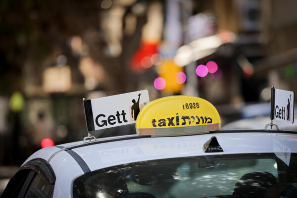 מונית של חברת 'גט' ברמת גן (צילום: מרים אלסטר/פלאש90)