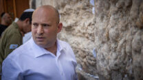 ראש הממשלה לשעבר נפתלי בנט בביקור בכותל (צילום ארכיון: יונתן זינדל/פלאש90)