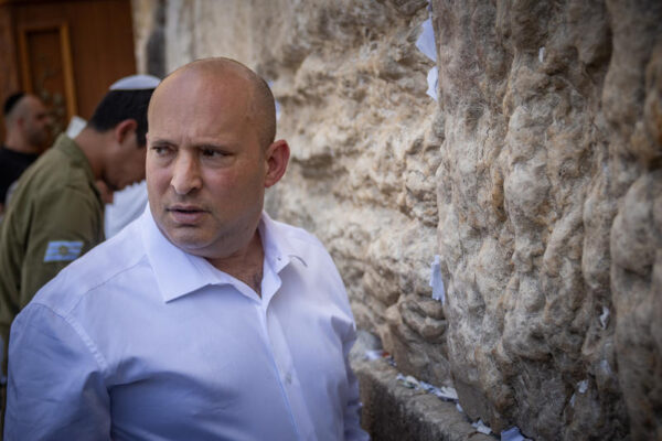 ראש הממשלה לשעבר נפתלי בנט בביקור בכותל (צילום ארכיון: יונתן זינדל/פלאש90)