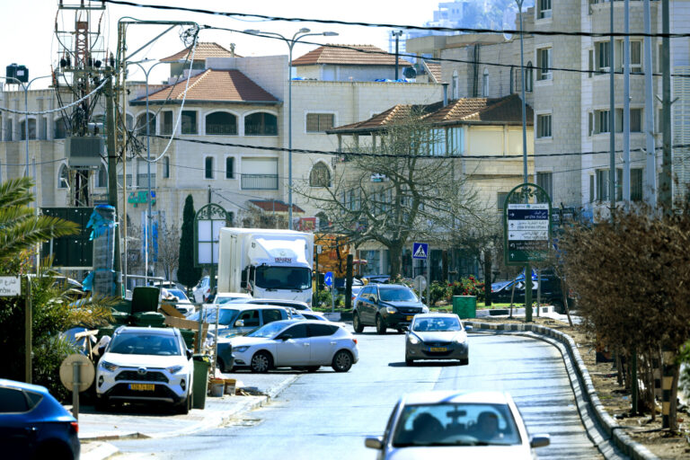 רחוב בסח'נין. "אם כשאנחנו הולכים בכביש יורים, אז לאן אלך לבלות?" (צילום: משה שי/פלאש90)