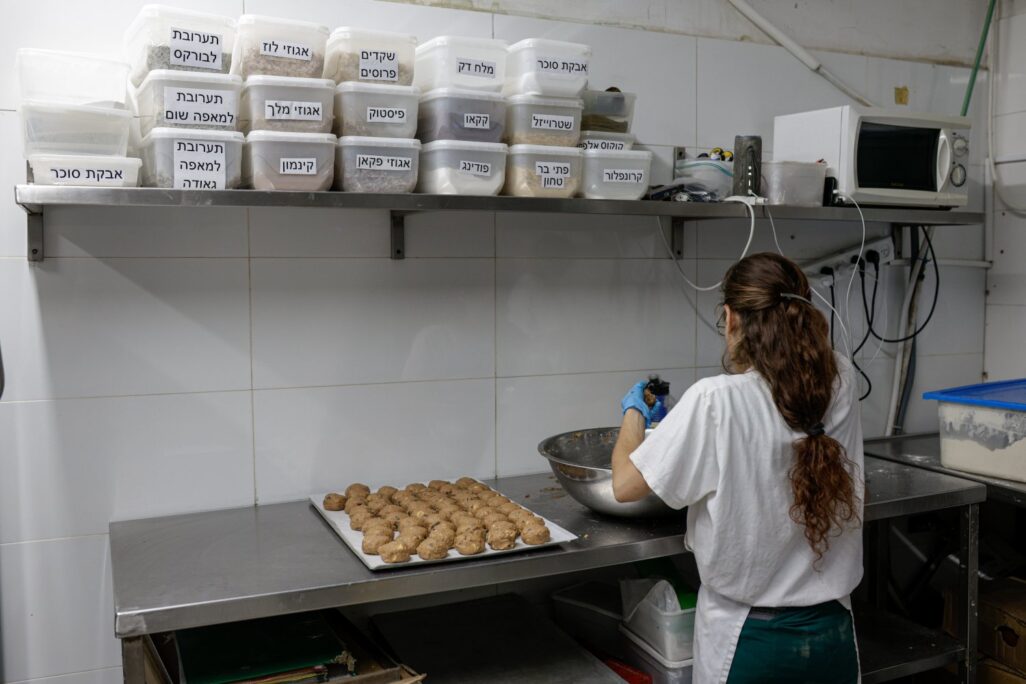 אופה במאפייה (צילום: רחל אלרואי/פלאש90) אופה במאפייה (צילום: רחל אלרואי/פלאש90)