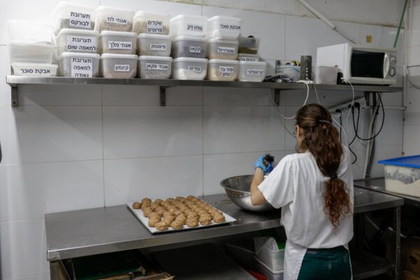 אופה במאפייה (צילום: רחל אלרואי/פלאש90)