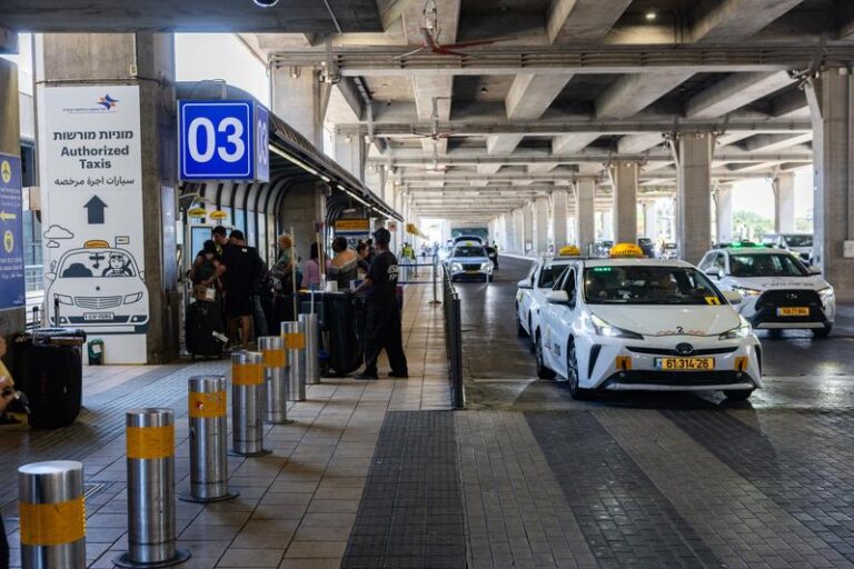 מוניות של 'גט' בנמל התעופה בן גוריון (צילום: נתי שוחט/פלאש90)