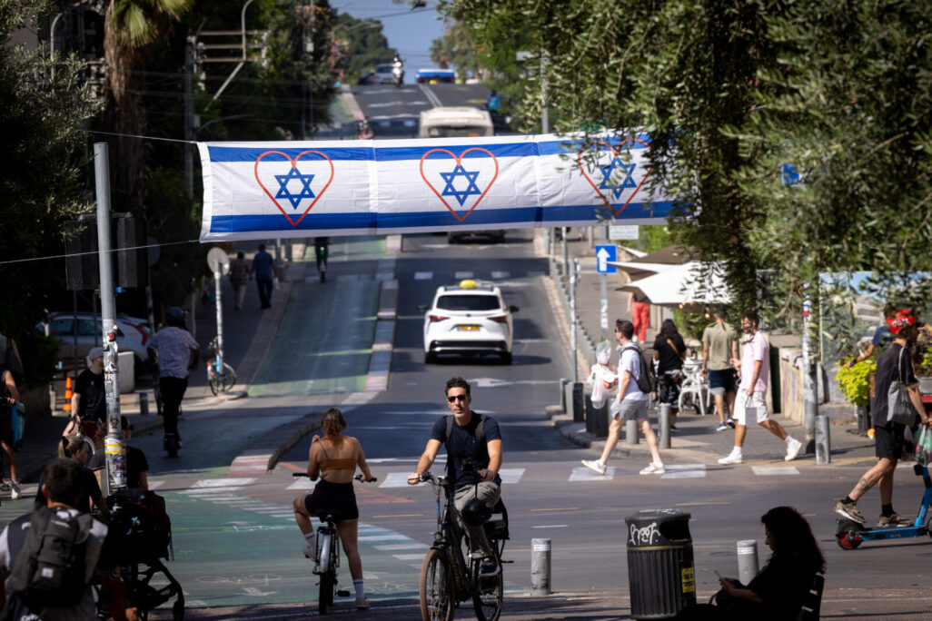 שלט של דגל ישראל ברחוב בתל אביב (צילום: מרים אלסטר/פלאש90) שלט של דגל ישראל ברחוב בתל אביב (צילום: מרים אלסטר/פלאש90)