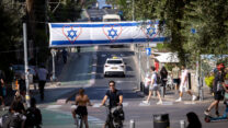 שלט של דגל ישראל ברחוב בתל אביב (צילום: מרים אלסטר/פלאש90)