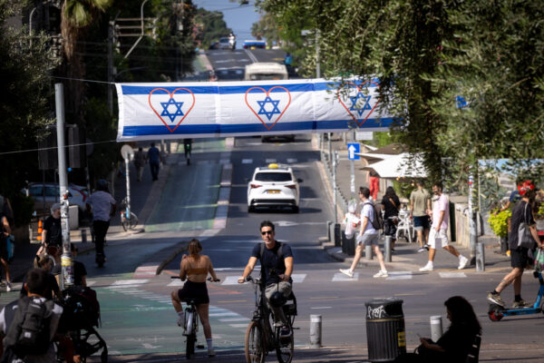 שלט של דגל ישראל ברחוב בתל אביב (צילום: מרים אלסטר/פלאש90)