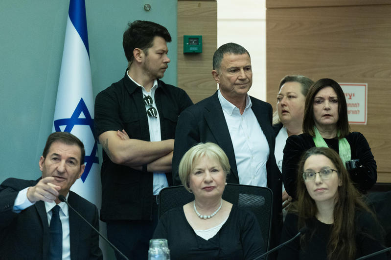 יולי אדלשטיין (למעלה במרכז) ובועז ביסמוט (משמאל) בדיון בוועדת חוץ וביטחון (צילום: יונתן זינדל/פלאש90) יולי אדלשטיין (למעלה במרכז) ובועז ביסמוט (משמאל) בדיון בוועדת חוץ וביטחון (צילום: יונתן זינדל/פלאש90)