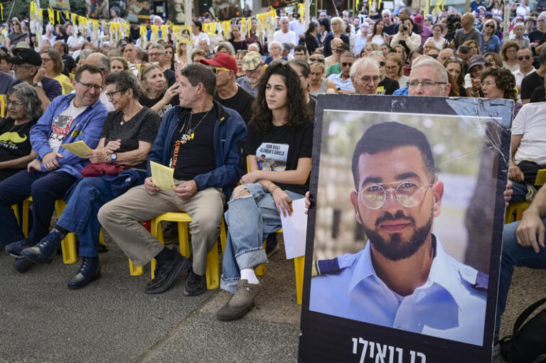 קבלת השבת לזכר רן גואילי בכיכר החטופים (צילום: אבשלום ששוני/פלאש90)
