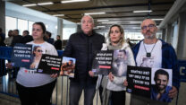 משפחות מועצת אוקטובר מחוץ לאולם בית המשפט המחוזי בתל אביב (צילום: אבשלום ששוני/פלאש90)