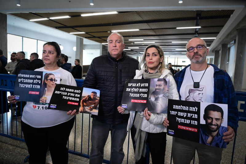 משפחות מועצת אוקטובר מחוץ לאולם בית המשפט המחוזי בתל אביב (צילום: אבשלום ששוני/פלאש90) משפחות מועצת אוקטובר מחוץ לאולם בית המשפט המחוזי בתל אביב (צילום: אבשלום ששוני/פלאש90)