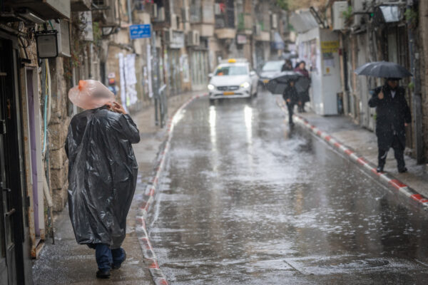 גשם יורד בירושלים במהלך סופת 'ביירון' (צילום: חיים גולדברג/ פלאש 90)